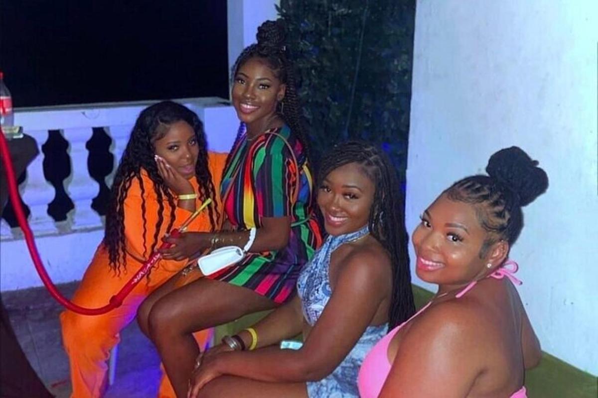 un gruppo di quattro donne che posano per una foto
