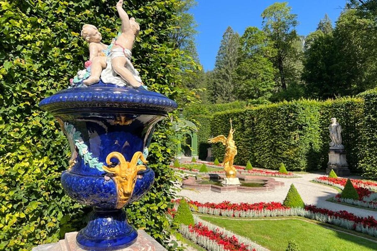 pasu biru dengan patung di taman