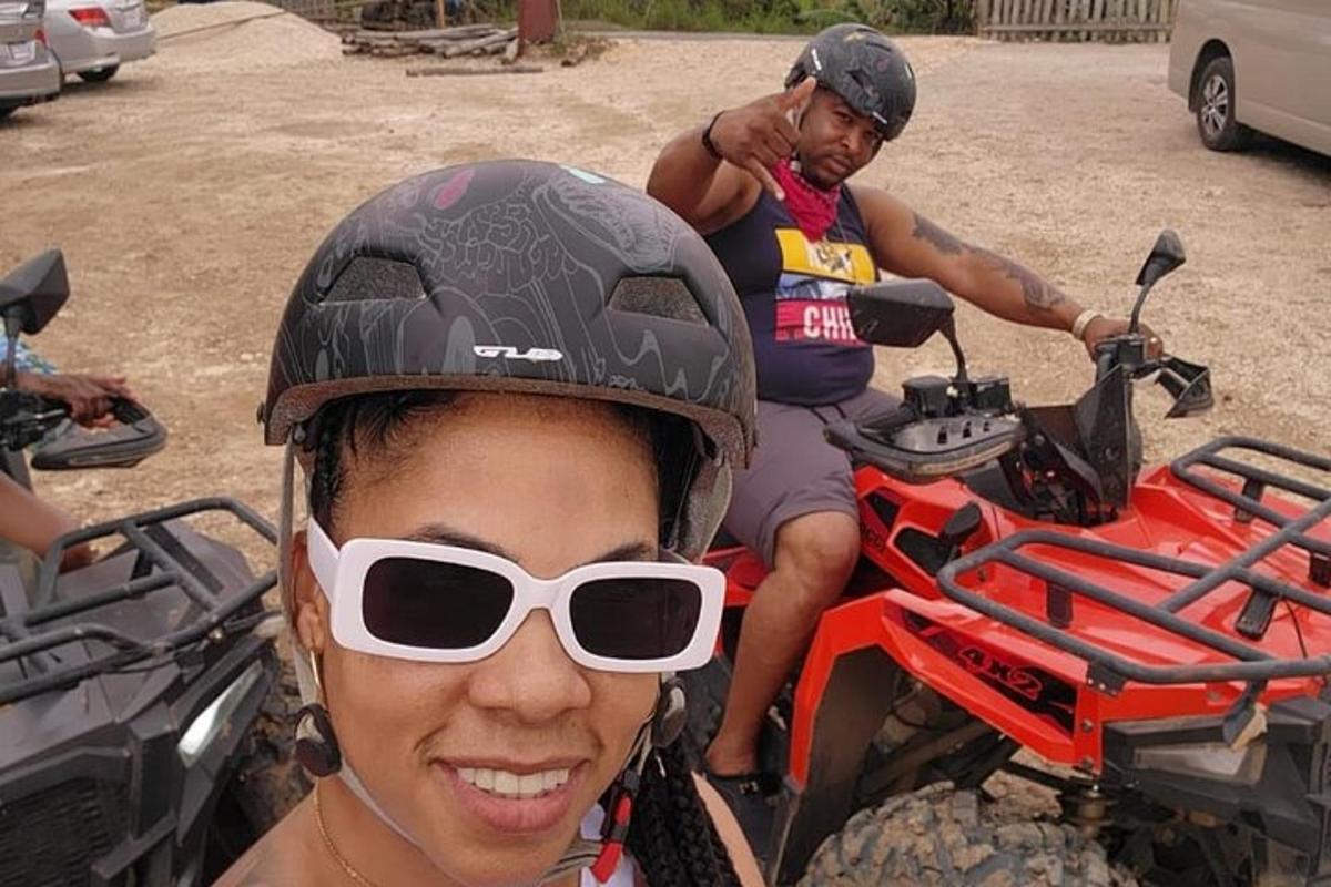 žena se slunečními brýlemi a helmou a muž na motorce