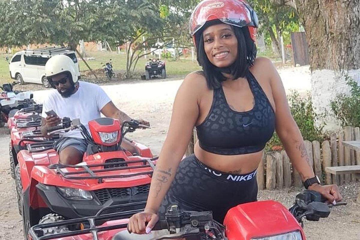 žena v bikinách stojící vedle motorky