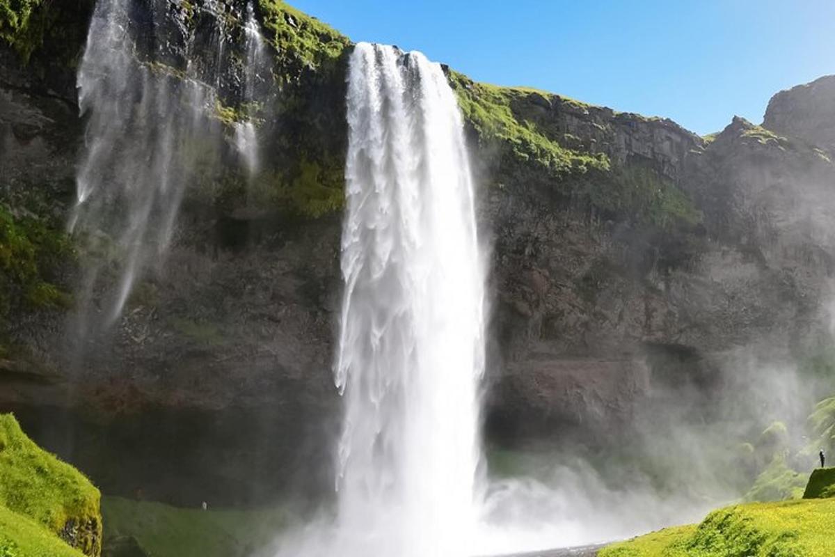 una cascata sul fianco di una montagna