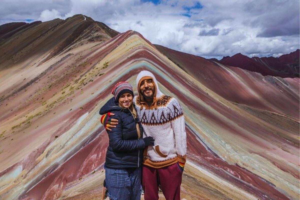 一男一女站在一座山前