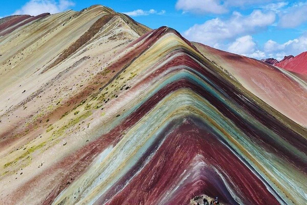 一座画着彩虹的山