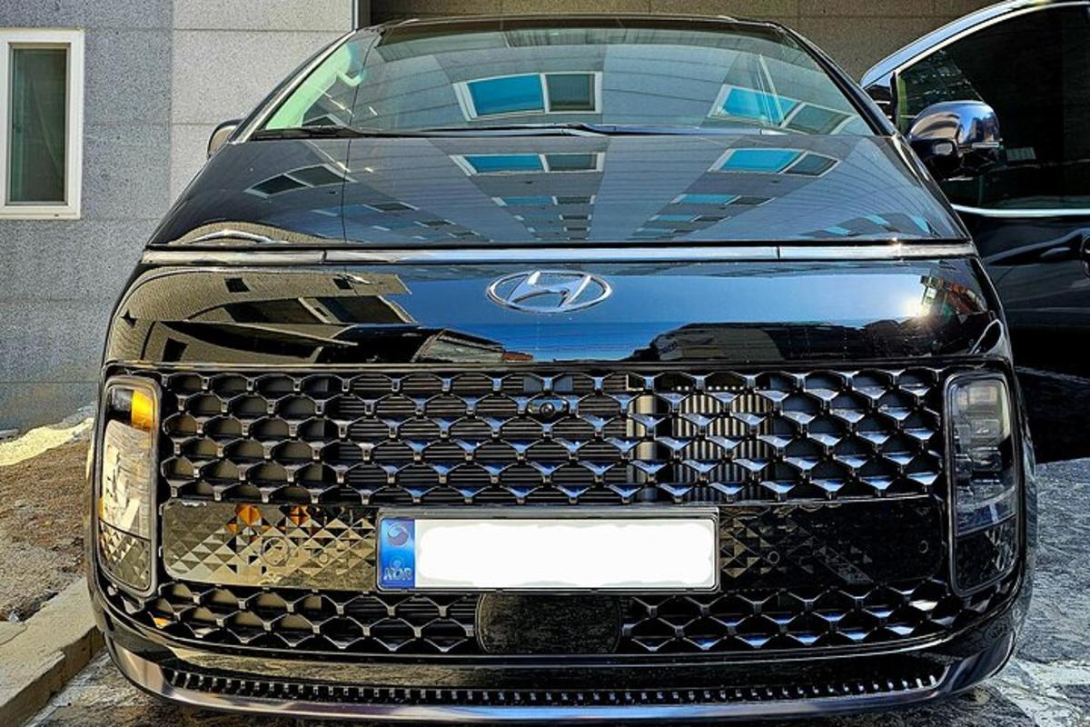 garaažis pargitud auto eestvaade