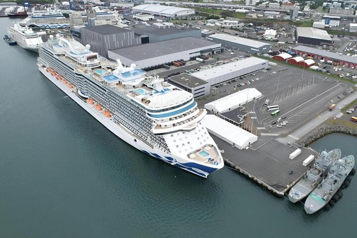 um grande navio de cruzeiro atracado em um porto