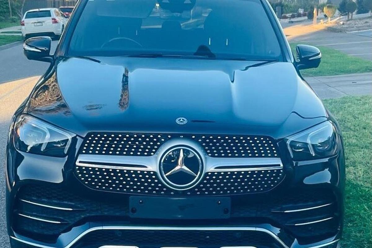 uma vista frontal de um carro mercedes benz