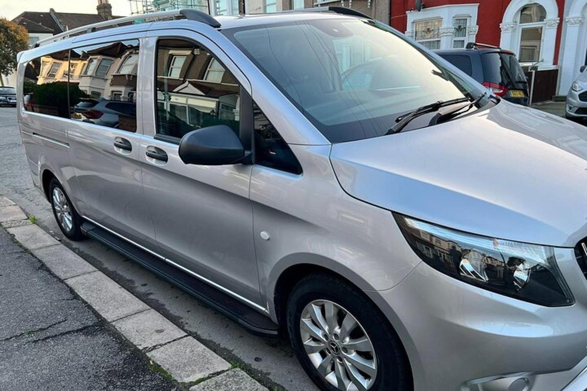 stříbrná dodávka zaparkovaná na kraji ulice