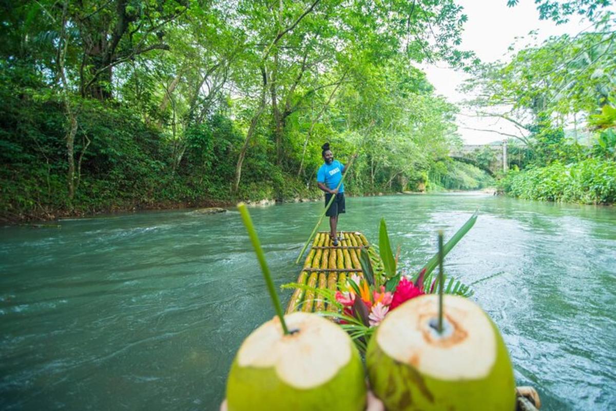 un uomo è in piedi su una barca in un fiume