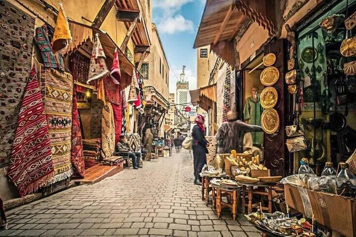 eine Person, die auf einem Markt eine Straße entlanggeht