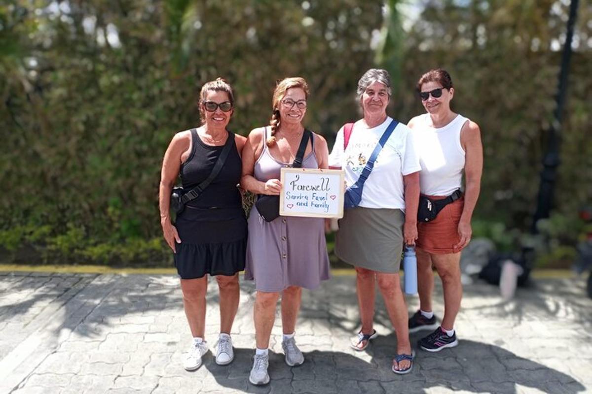 un grup de femei care stăteau împreună ținând o pancartă