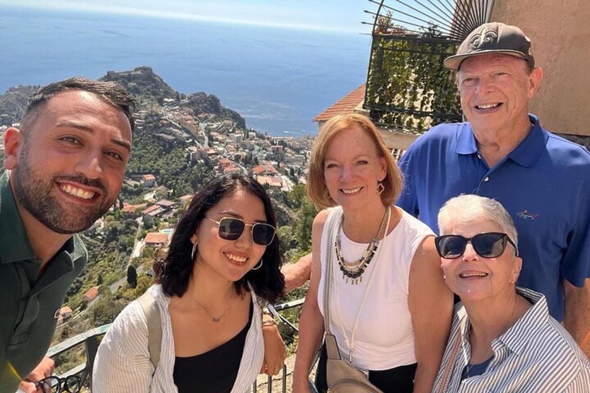 un gruppo di persone in piedi in cima a un edificio