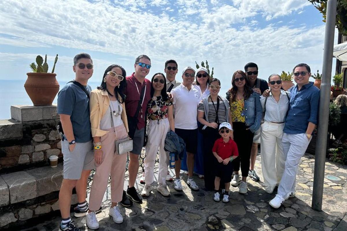 un gruppo di persone che posano per una foto