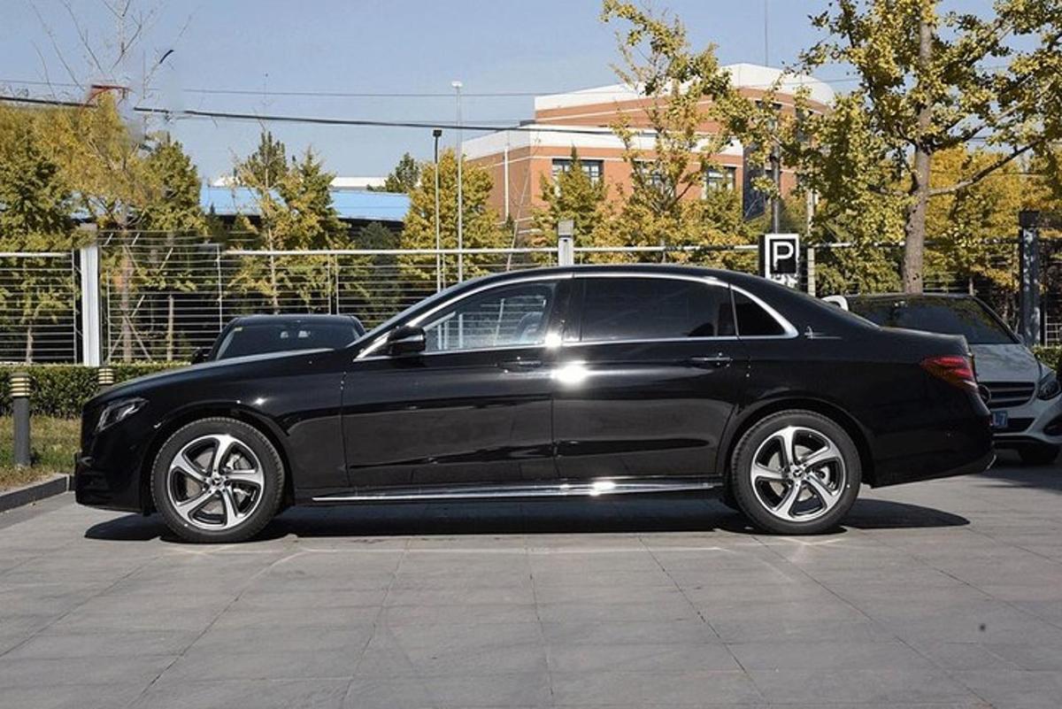 černé auto zaparkované na parkovišti