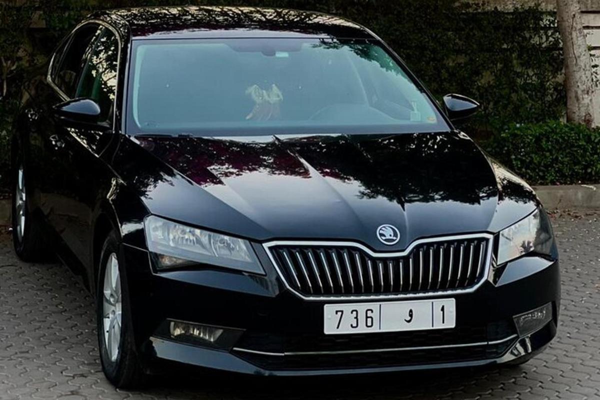 černé auto je zaparkované na ulici