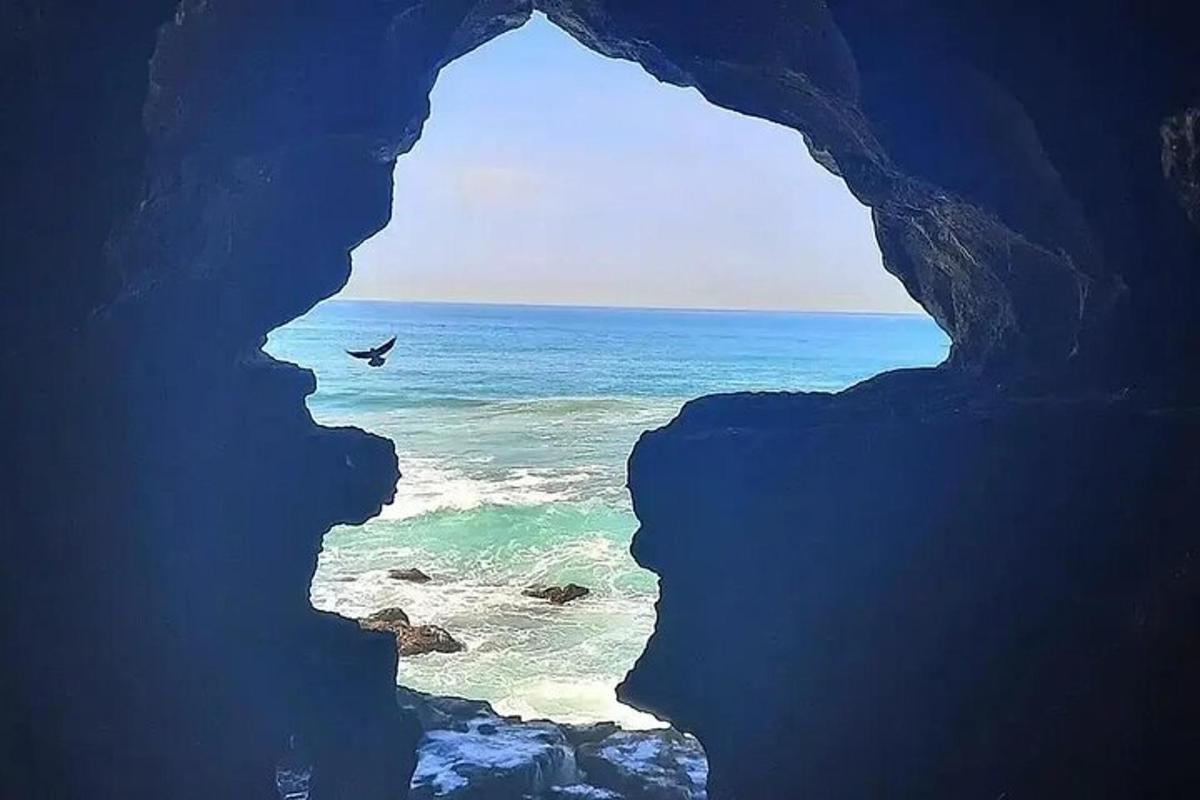 pogled na ocean iz jame