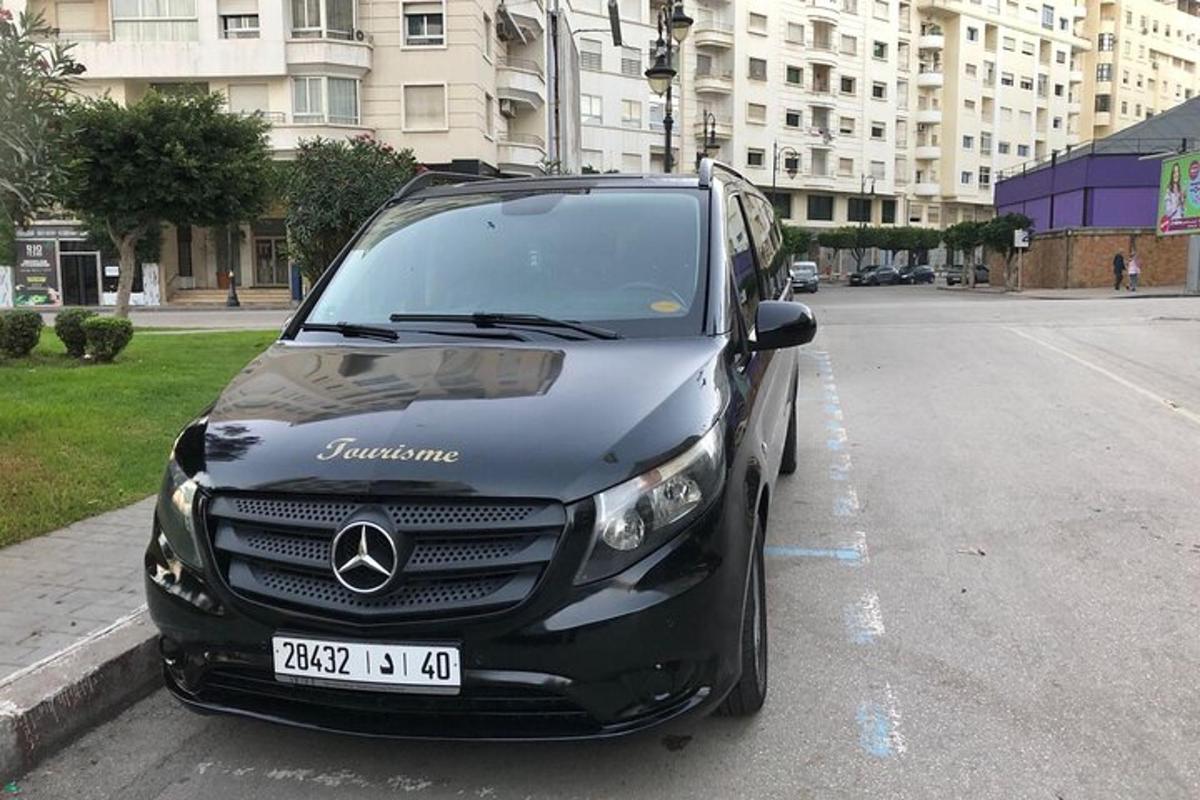 črn avto parkiran ob robu ulice