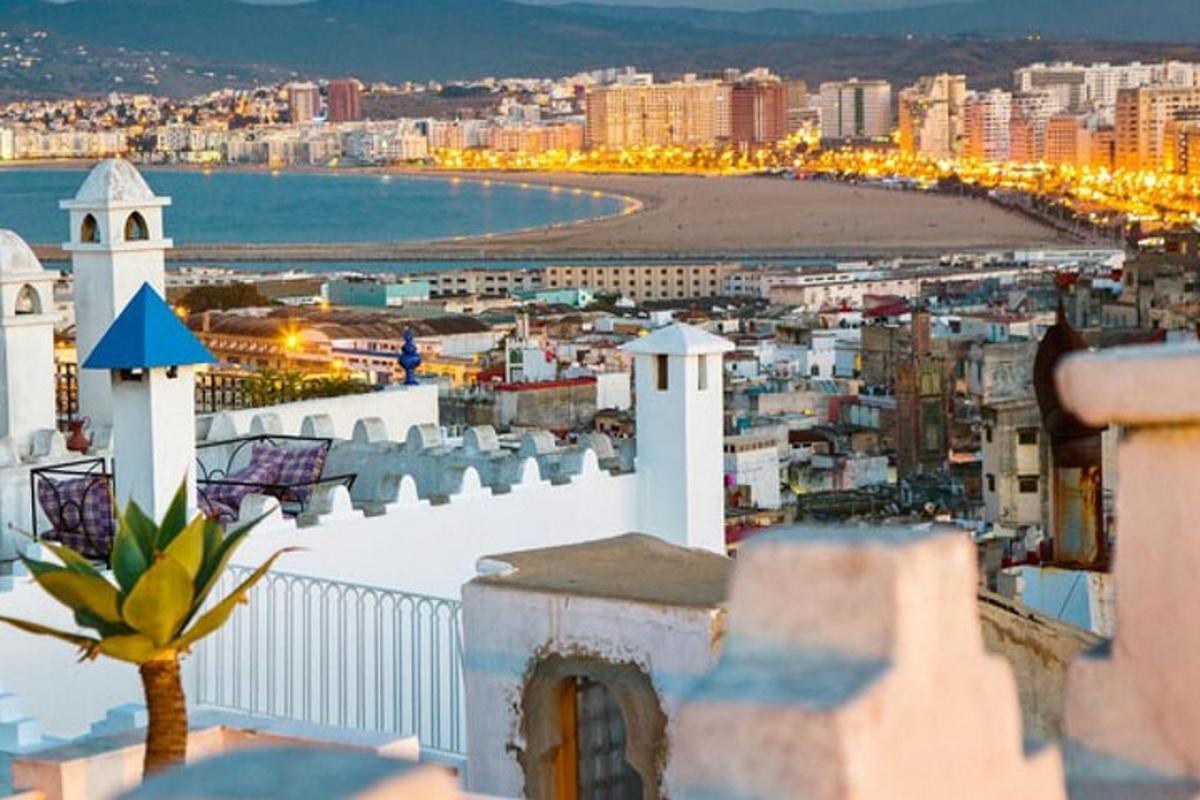 uma vista de uma cidade com praia e edifícios