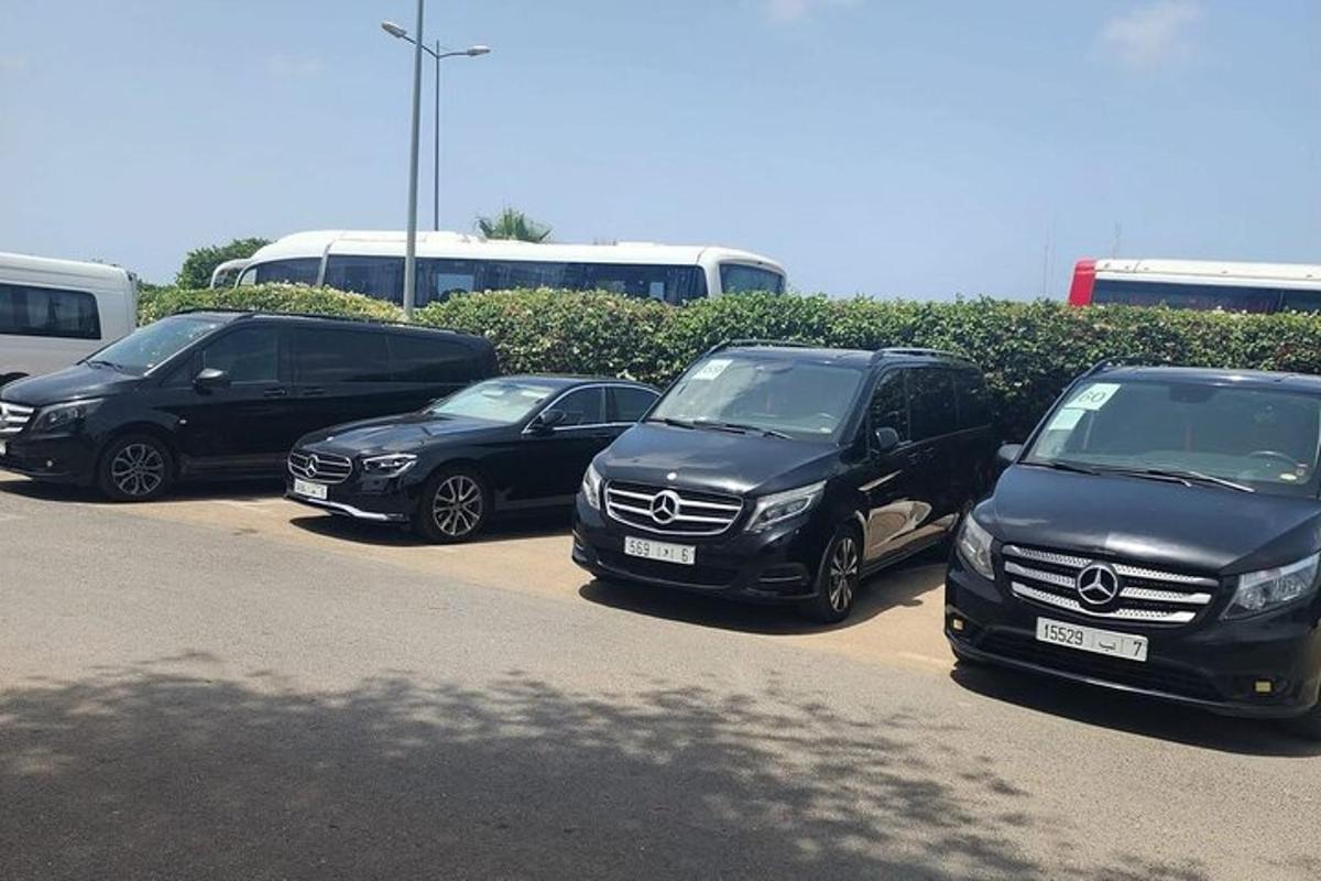 deretan mobil yang diparkir di tempat parkir