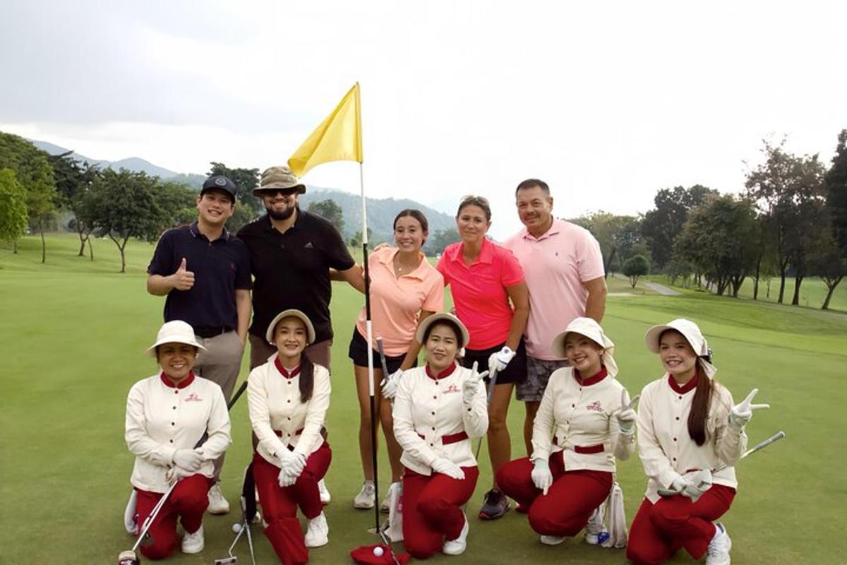 skupina lidí pózujících pro fotografii na golfovém hřišti