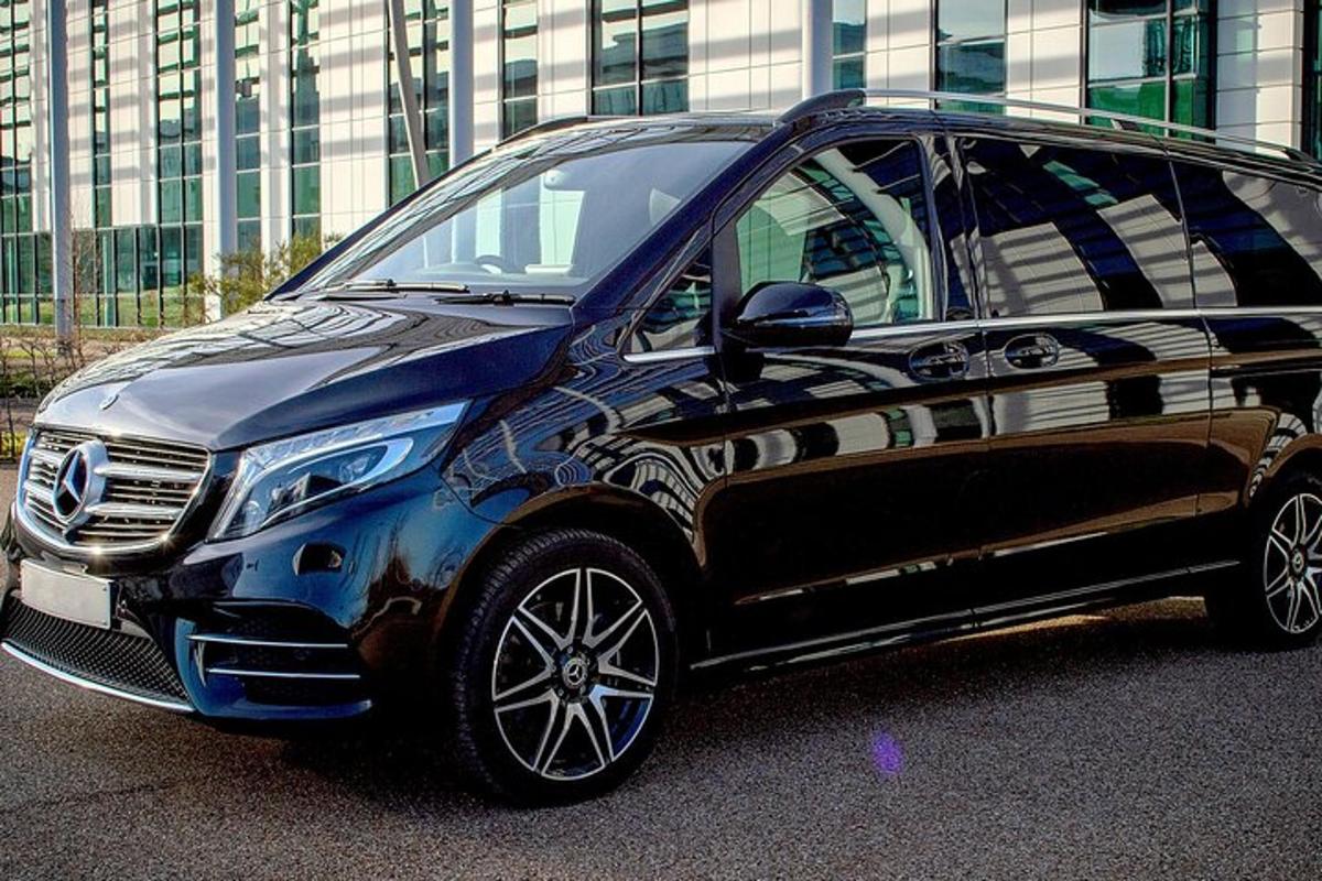 modročerné auto zaparkované před budovou