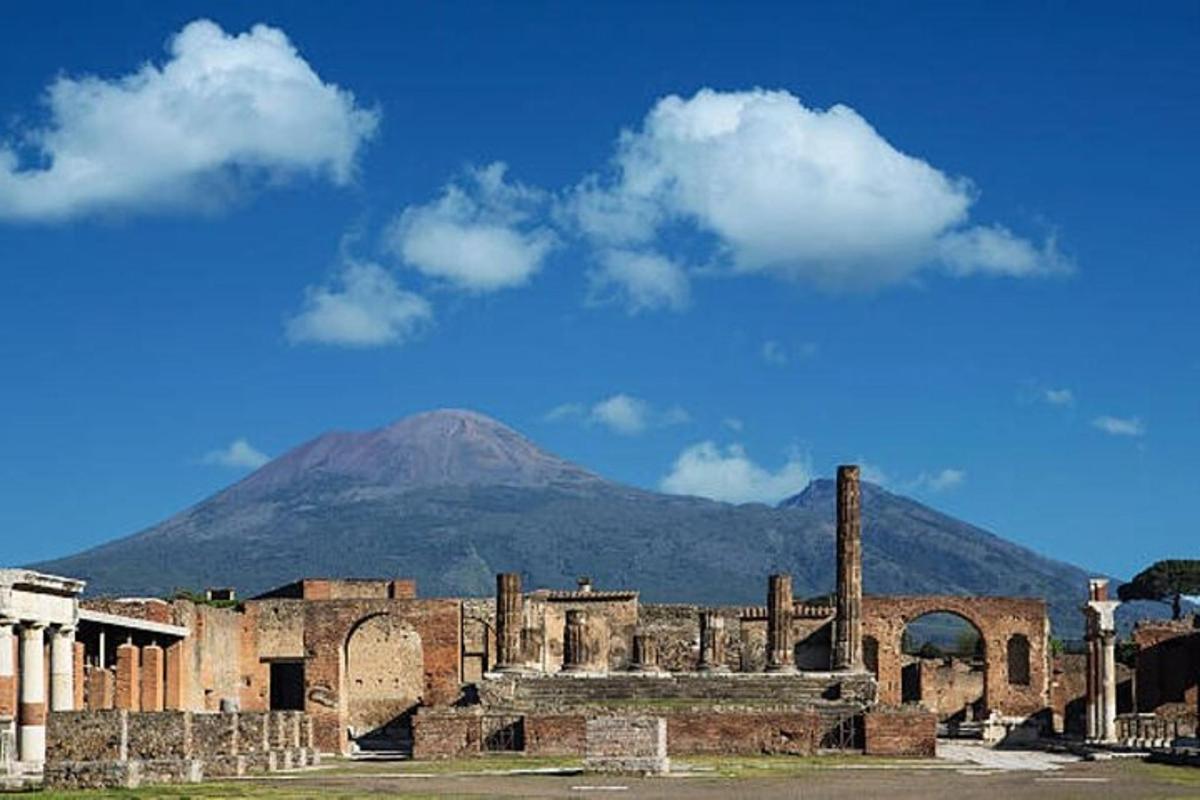 un antico edificio con una montagna sullo sfondo