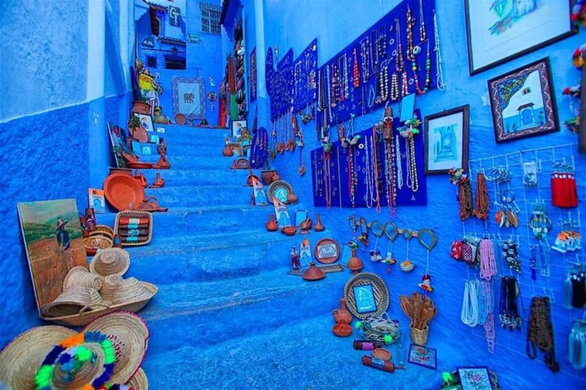 جدار أزرق مع درج أزرق عليه أشياء
