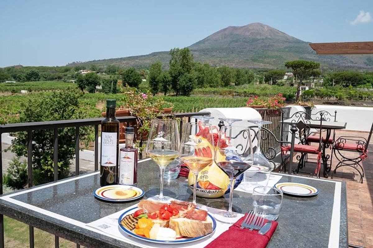 un tavolo con un piatto di cibo e una bottiglia di vino