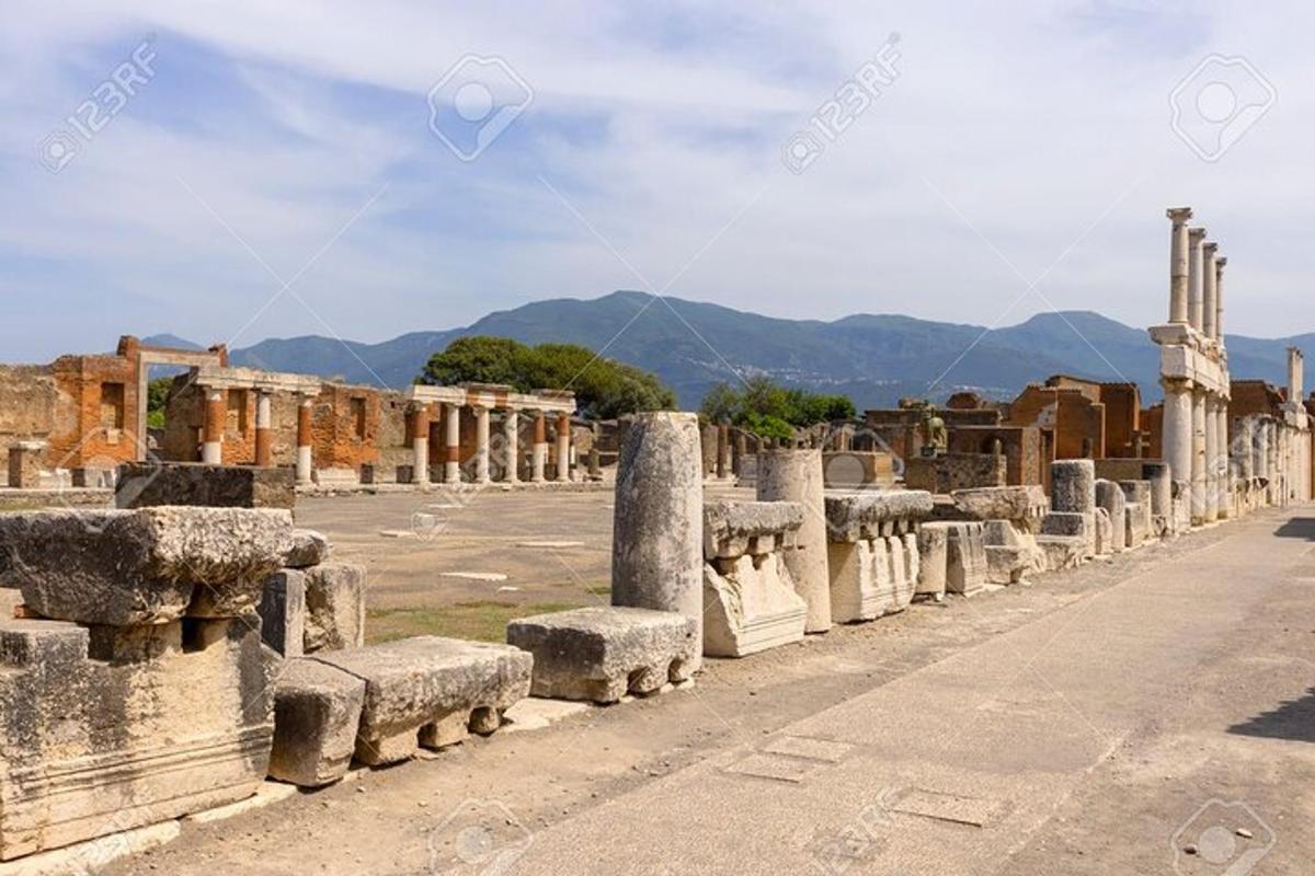 una fila di colonne tra le rovine dell'antica città di Ropoli, foto stock