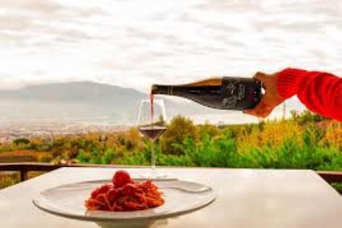 una bottiglia di vino e un piatto di cibo su un tavolo