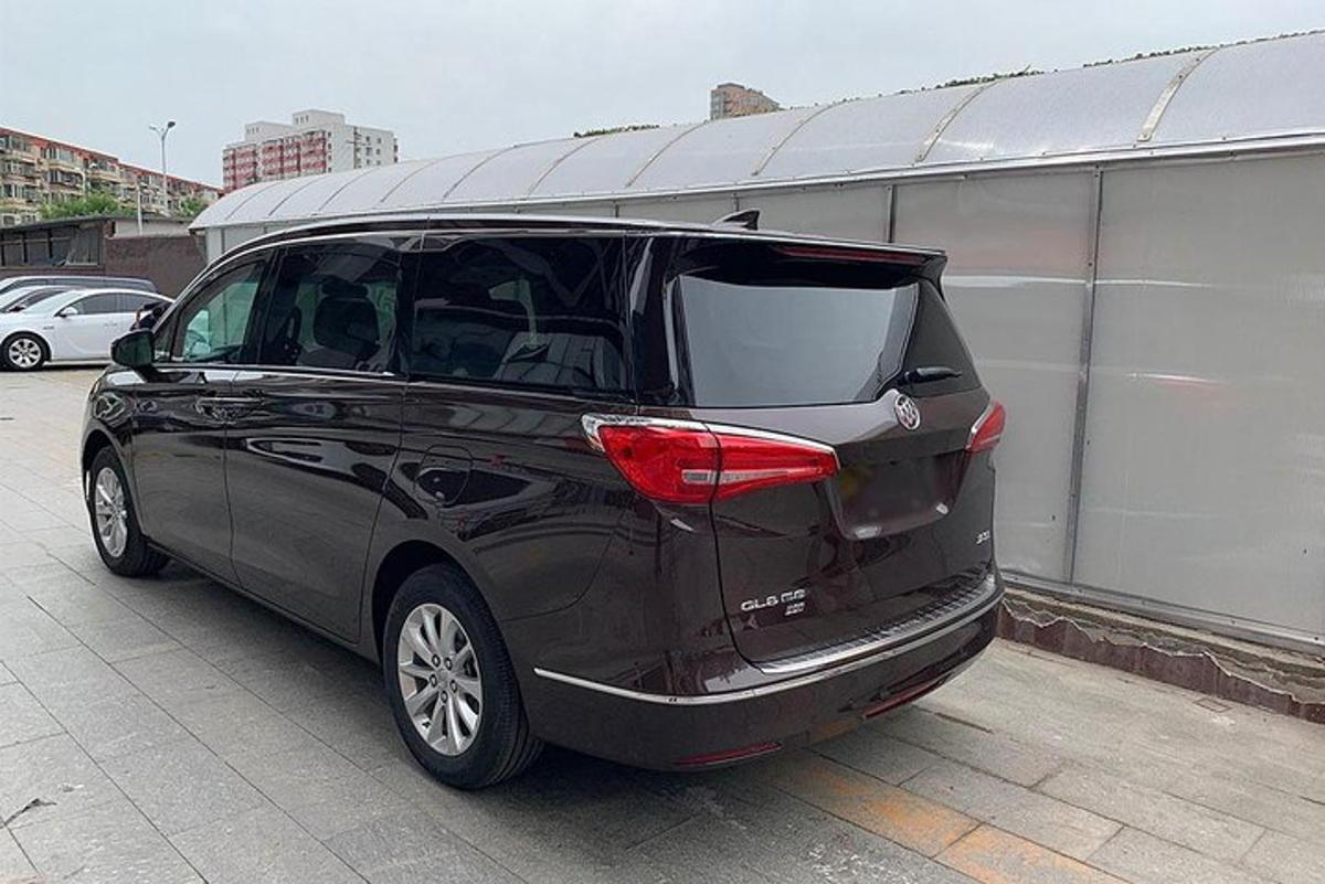 sebuah mobil hitam diparkir di tempat parkir dengan pintunya terbuka