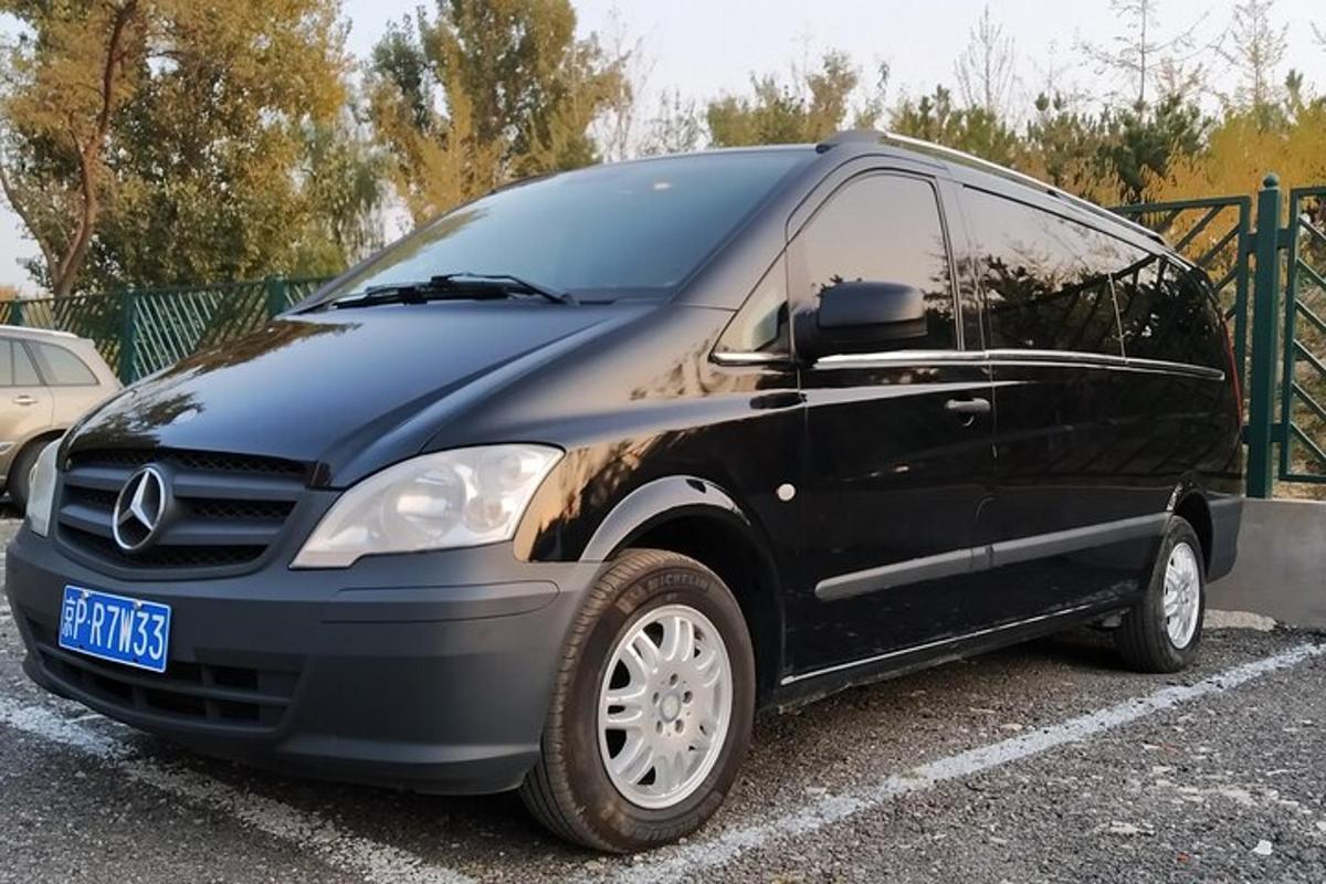 ένα μαύρο βαν παρκαρισμένο σε ένα πάρκινγκ