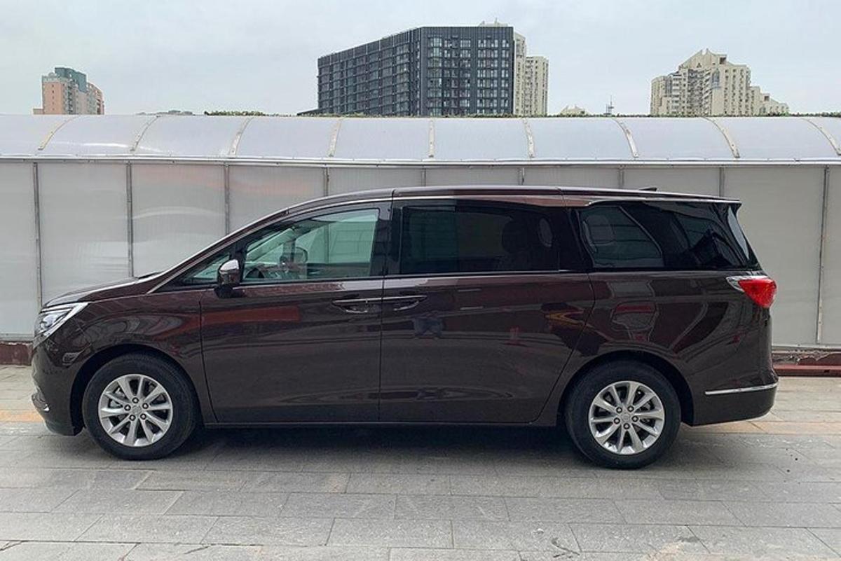un'auto nera parcheggiata in un parcheggio