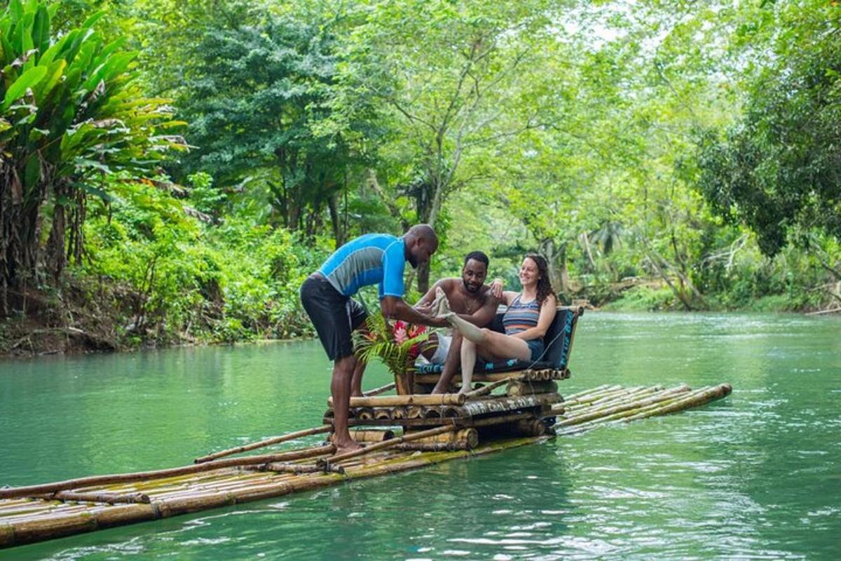 un grup de persones en una bassa de bambú a l'aigua