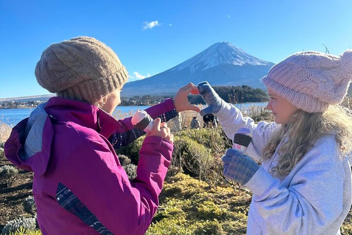 două fete tinere care fotografiază un munte