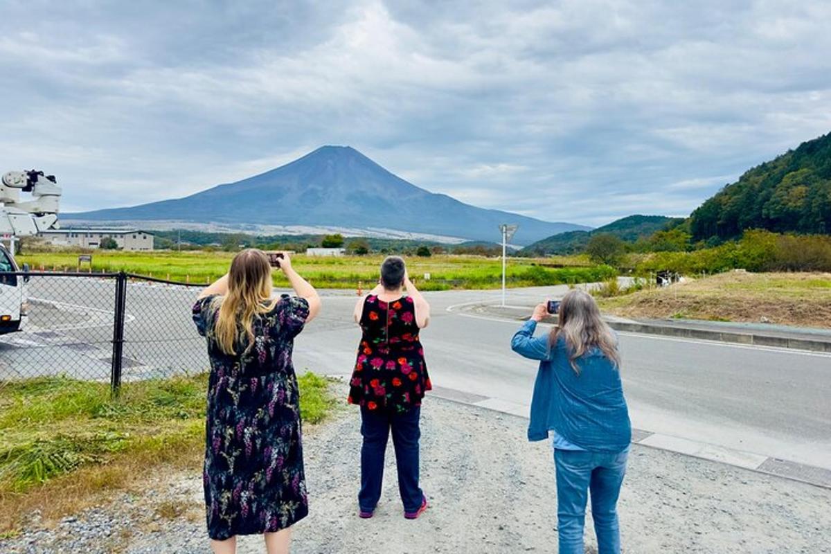 hópur kvenna að taka myndir af fjalli