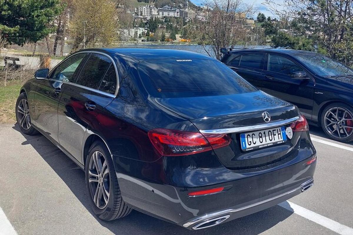 un'auto blu parcheggiata in un parcheggio