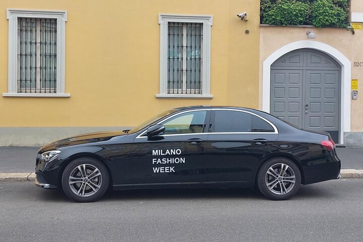 un'auto nera parcheggiata davanti a un edificio