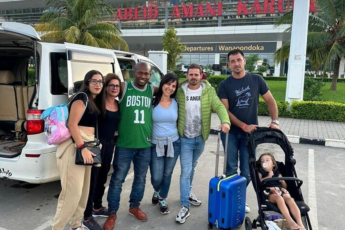 grupp inimesi poseerib kaubiku ees pildi jaoks