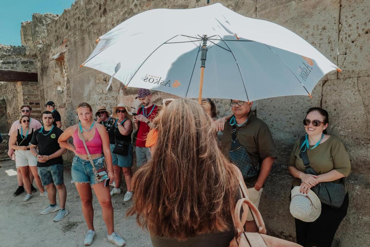 žena držící deštník před skupinou lidí