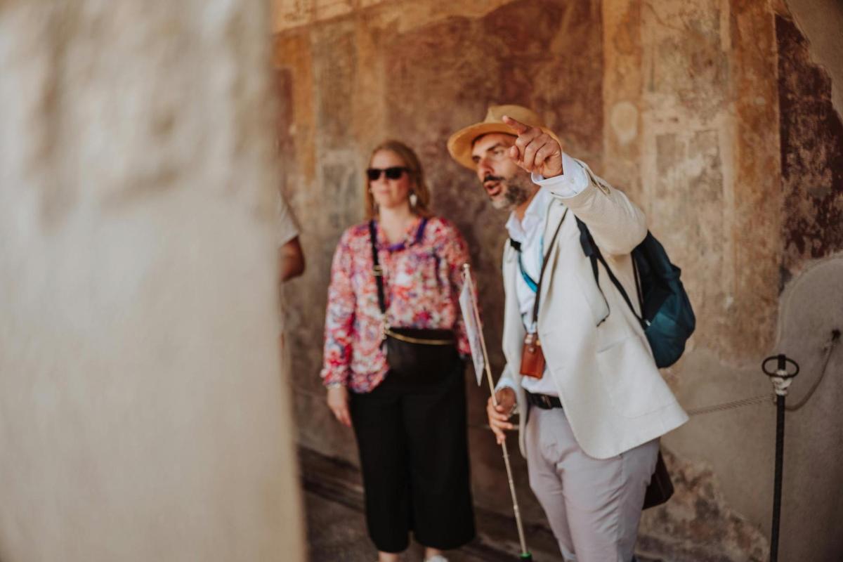un uomo e una donna che guardano un abito da sposa