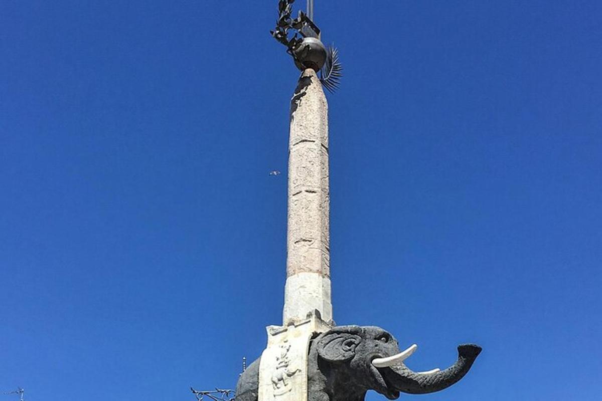 socha slona na vrcholu tyče