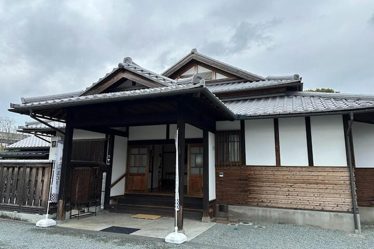 a japanese house with a roof on top of it