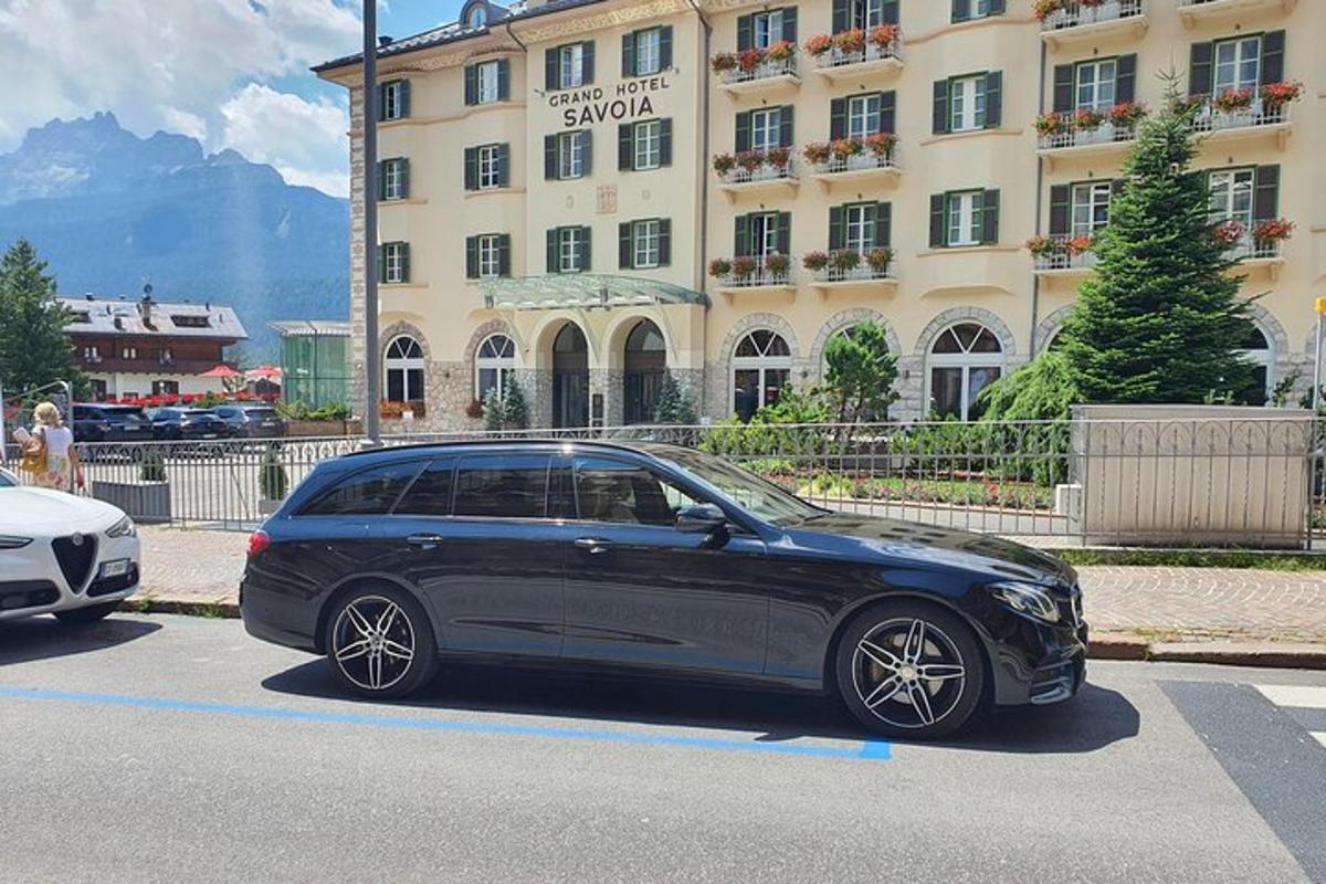 un'auto nera parcheggiata davanti a un edificio