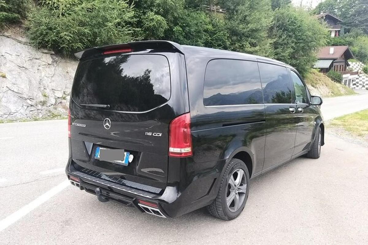 un furgone nero parcheggiato in un parcheggio