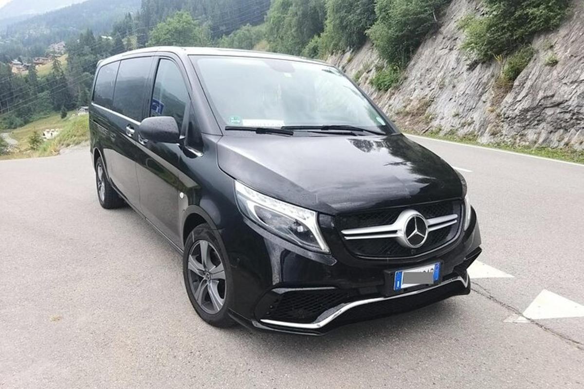 un'auto nera è parcheggiata su una strada