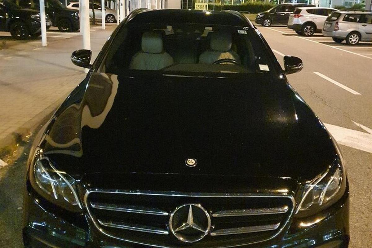 un'auto Mercedes Benz parcheggiata in un parcheggio
