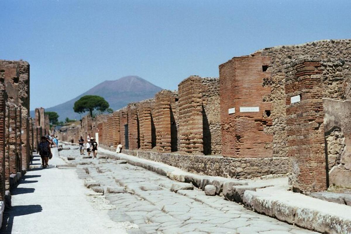 una strada tra le rovine di un edificio
