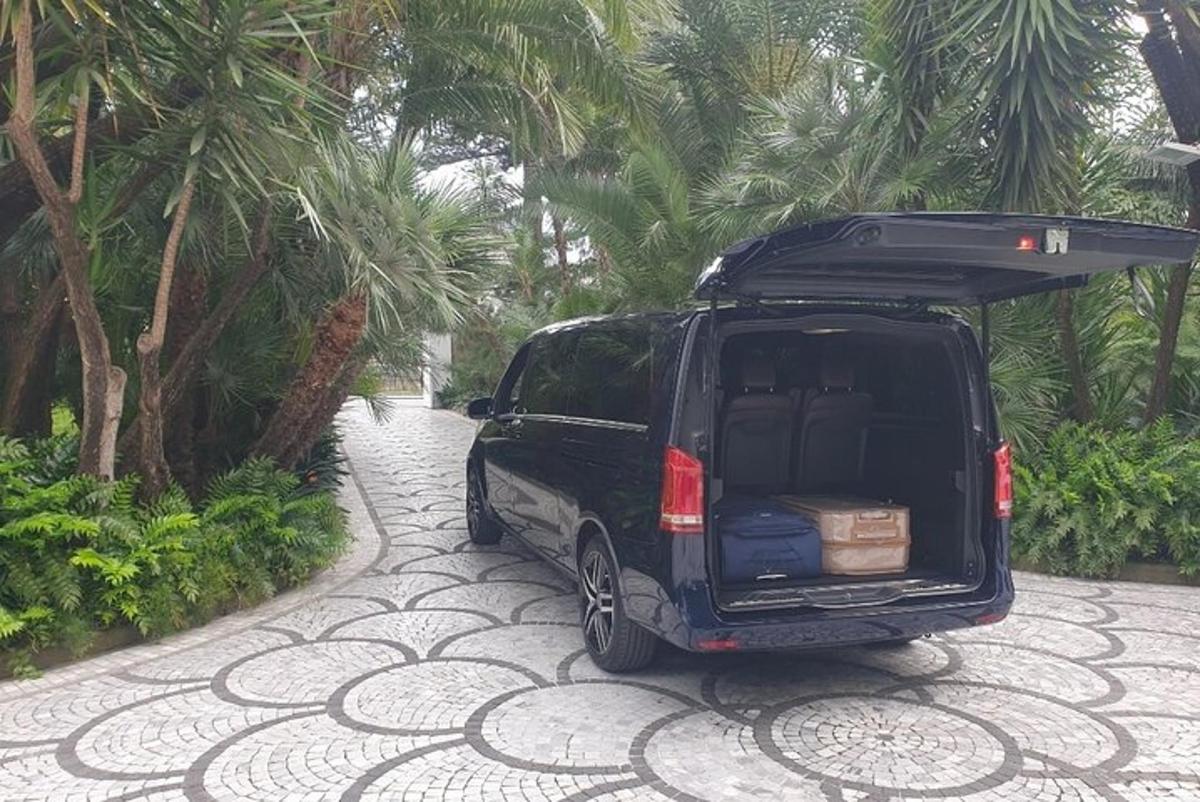 un furgone nero con le portiere aperte parcheggiato su un marciapiede