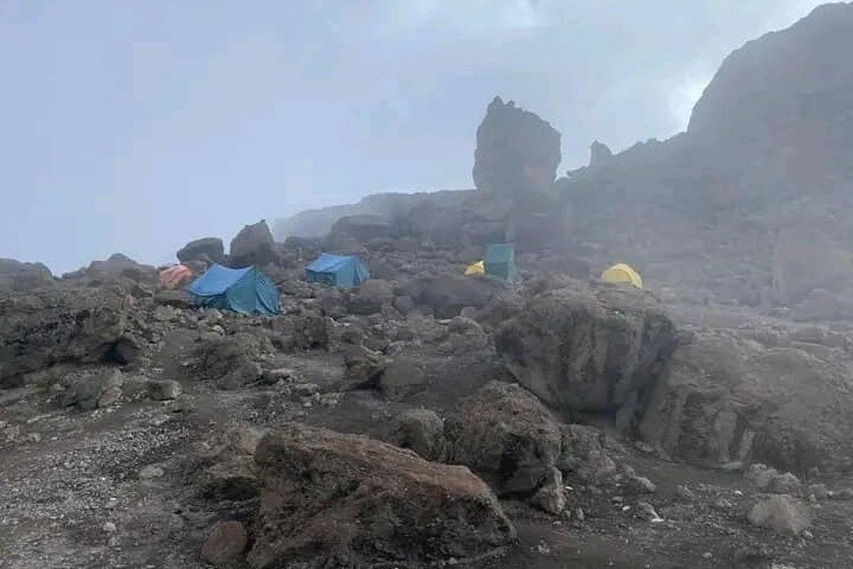 isang grupo ng mga tolda sa tuktok ng isang bundok