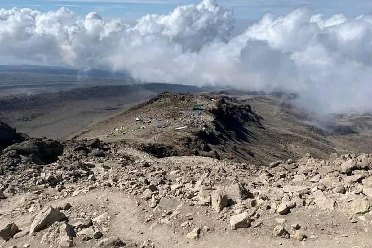 isang bundok na may mga ulap sa ibabaw nito